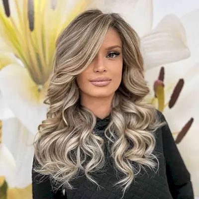 Swept Hairstyle for Ladies with Square Faces and long hair