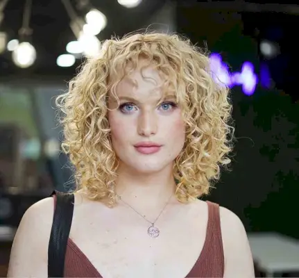 Mid-Length Blonde Curls Above the Shoulders for Square Faces