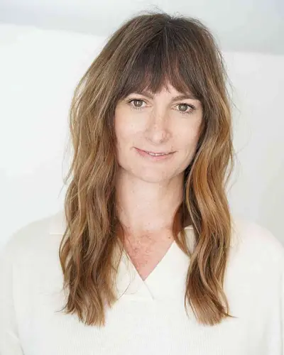 Lived-In Medium Hair for a Sharp Jawline