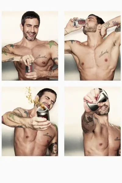 Marc Jacobs faz topless para beber Coca Diet