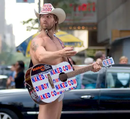 The Naked Cowboy Tapped pentru campania Fruit of the Loom