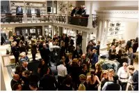 Množica v trgovinah podari Hawkesu večerjo 015