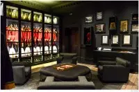 Arhivska soba daje Hawkesu večerjo 001