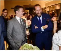 Ed Speleers Jake Parkinson Smith podari Hawkesu večerjo 003