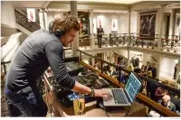 Jacobi Anstruther Gough Calthorpe DJ podari Hawkesu večerjo 007