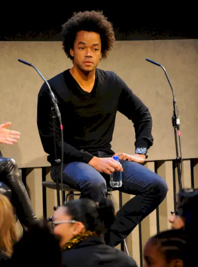 העיצוב הועתק לכאורה? פטריק רובינסון יצא ב-Armani Exchange