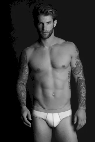 André Hamann modellerar underkläder för Tezenis Shoot
