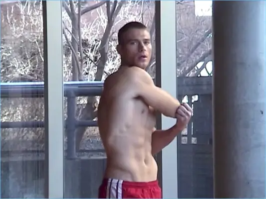 Matthew Noszka se poveže z Vogue Hommes Paris za vadbo.