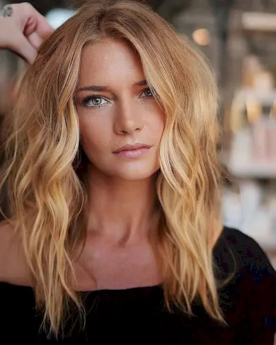 Flattering sandy brown copper hair