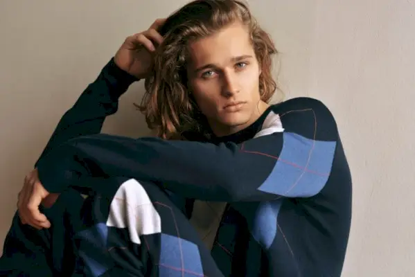 Roy poartă toate hainele Dior Homme.