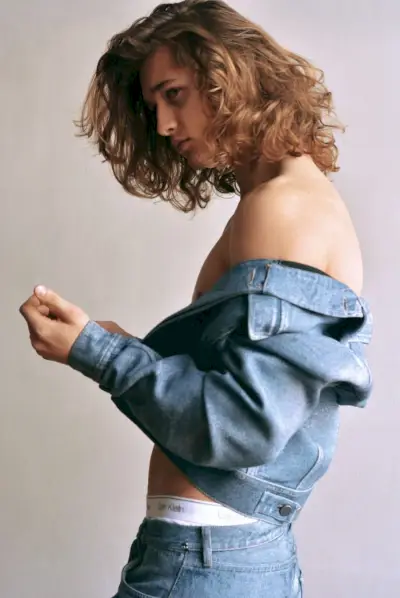 Roy poartă denim Calvin Klein Collection și lenjerie intimă Calvin Klein.