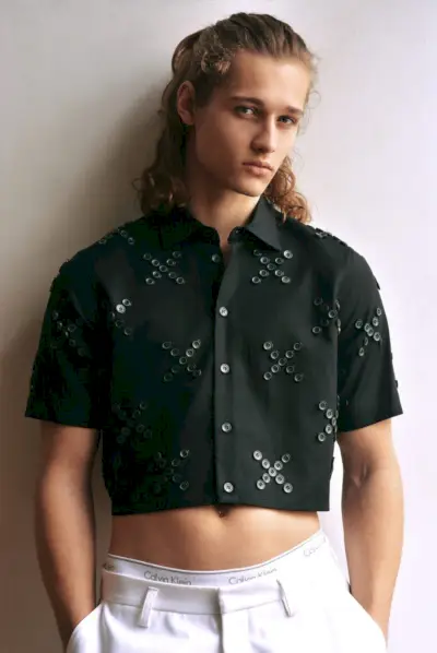 Roy poartă cămașă decupată Raf Simons, lenjerie Calvin Klein și pantaloni scurți nr. 21.