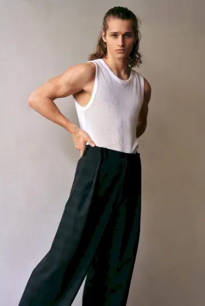 Roy poartă toate hainele Dries Van Noten.