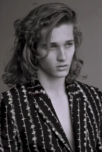 Roy poartă haină sport imprimată Alexander McQueen.