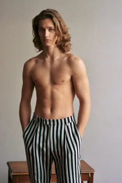 Roy poartă pantaloni cu dungi 3.1 Phillip Lim.