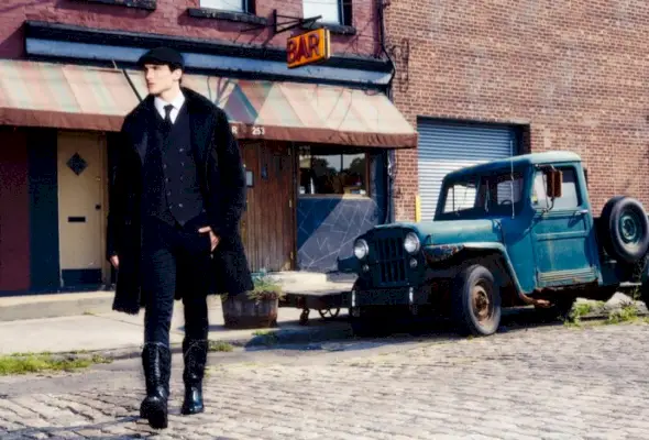 Daniel nosí všetko oblečenie Dolce & Gabbana.