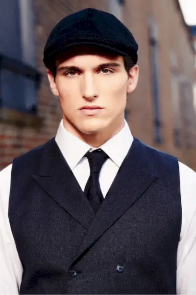 Daniel nosí všetko oblečenie Dolce & Gabbana.