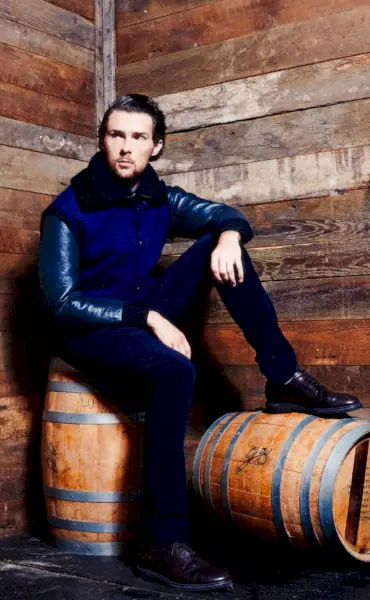 Samuel nosí všetky šaty Burberry.