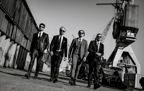 Venstre mod højre: Julian bærer jakkesæt Dolce & Gabbana og skjorte Seidensticker. Soehnke bærer jakkesæt The Kooples og skjorte BOSS. Ric bærer jakkesæt Selected Homme og skjorte Suitsupply. Chris bærer jakkesæt Drykorn og skjorte Angelo Litrico.