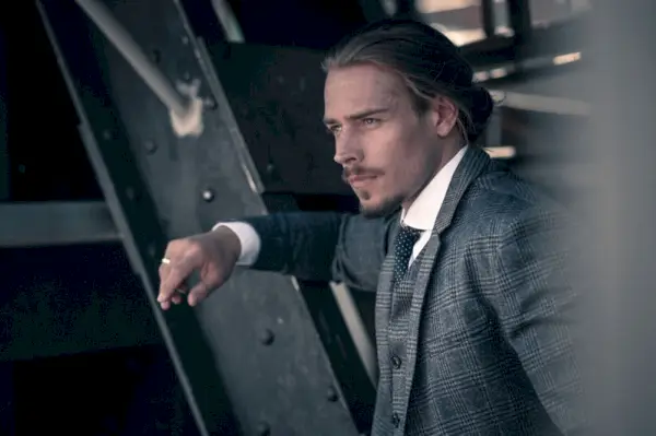 Ric bærer jakkesæt Selected Homme, skjorte Suitsupply og ring Thomas Sabo.