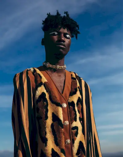 Ksulija valkā Topshop jaku, kaklarotu un vintage vestes stilistu