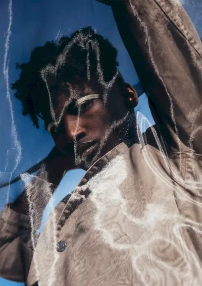 Ksulija valkā jaku Helmut Lang.