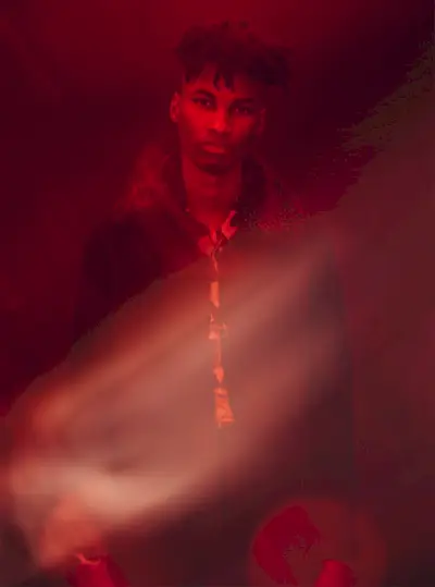 Xuly valkā jaku Israel Valencia, kreklu stilists