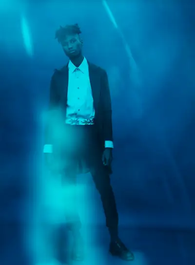 Ksuli valkā jaku Israel Valencia, kreklu Theory, bikses Helmut Lang, zeķes Topman, jostu un apavu stilistu