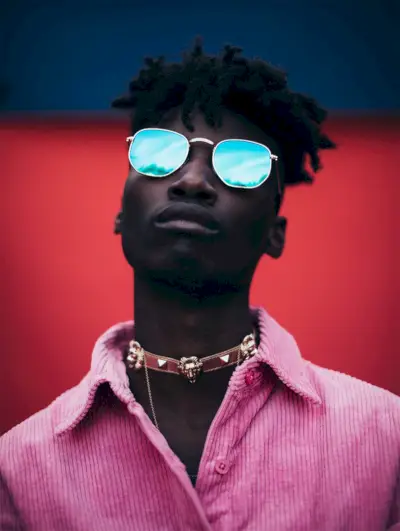 Ksulija valkā ASOS kreklu, kaklarotu stilistu