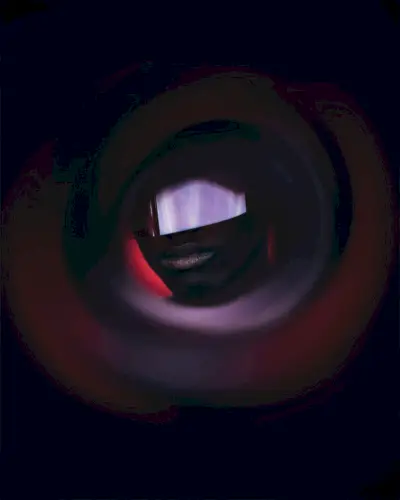 Ksuli nēsā saulesbrilles, stilists