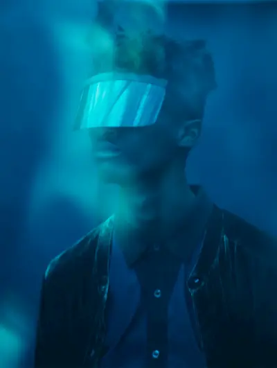 Ksuli nēsā saulesbrilles, stilists