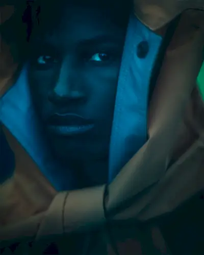 Ksuli valkā jaku Israel Valencia.