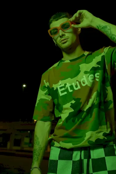 Nicolò ma na sobie t-shirt Études i spodnie Vans.