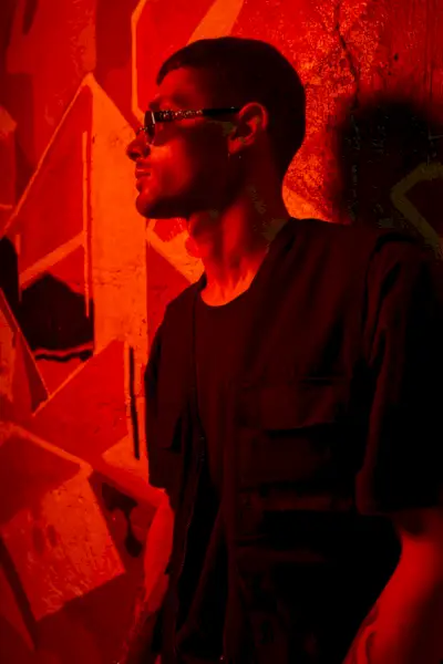 Nicolò ma na sobie t-shirt NIKE i kurtkę ASOS.