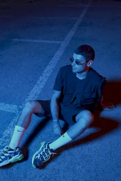 Nicolò ma na sobie t-shirt NIKE, buty PUMA, szorty i kurtkę ASOS.