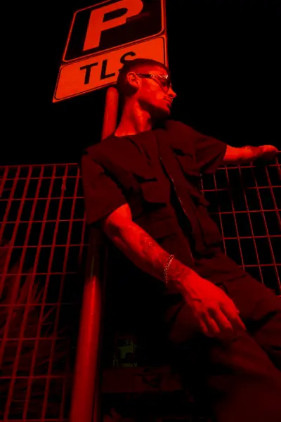 Nicolò ma na sobie t-shirt NIKE, kurtkę i spodnie ASOS.