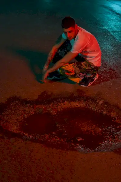 Nicolò ma na sobie spodnie ASOS i buty PUMA.