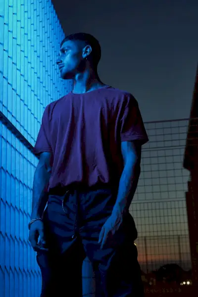 Nicolò ma na sobie spodnie Carhartt i buty Nike.