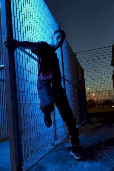 Nicolò ma na sobie spodnie Carhartt i buty Nike.