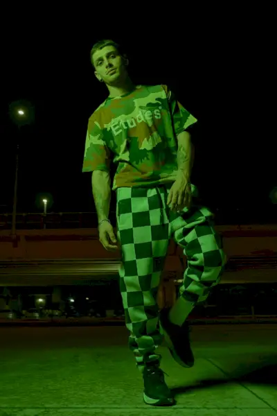 Nicolò ma na sobie t-shirt Études, spodnie Vans i buty Nike.