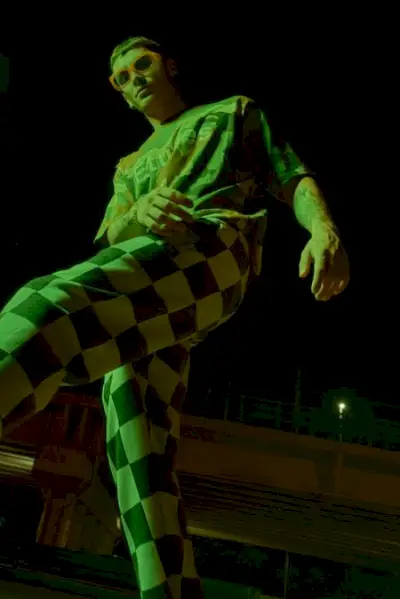 Nicolò ma na sobie t-shirt Études i spodnie Vans.