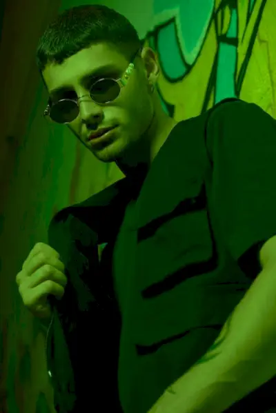 Nicolò ma na sobie t-shirt NIKE i kurtkę ASOS.