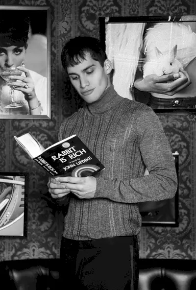 Marvin lleva jersey Marc Jacobs y pantalones Paisley & Grey.