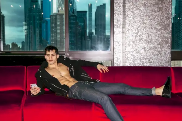 Marvin lleva chaqueta motera Dsquared2, pantalones AllSaints y zapatos Topman.