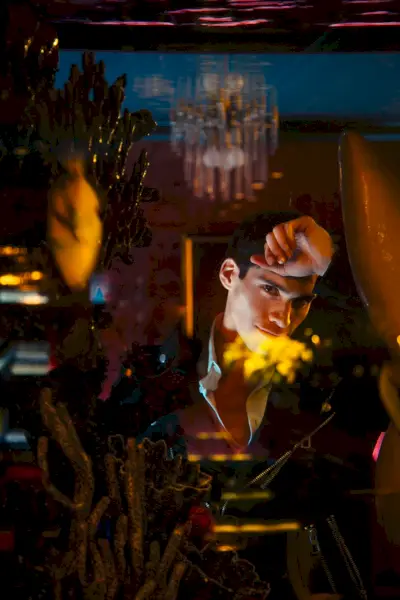 Marvin lleva chaqueta motera Dsquared2 y camisa con botones Topman.