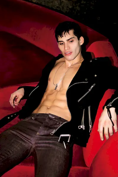 Marvin lleva chaqueta biker Dsquared2 y pantalones AllSaints.