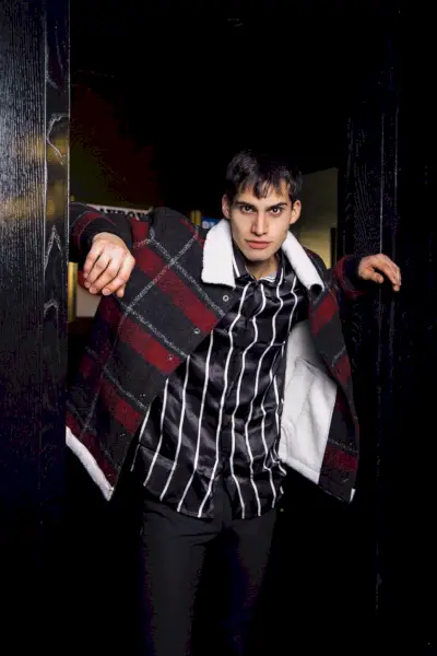 Marvin viste pantalones Paul Smith, camisa y chaqueta Calvin Klein.