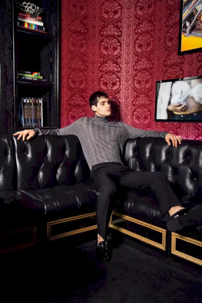 Marvin lleva suéter Marc Jacobs, pantalones Paisley & Grey y zapatos Topman.