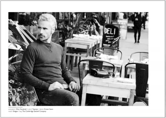 Richard har på seg sweatshirt Won Hundred, t-skjorte Topman, dongerijeans Ernest Sewn, klokke Skagen og bag The Cambridge Satchel Company.