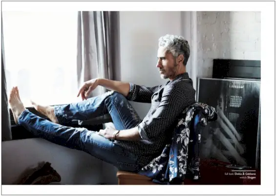 Richard bærer alle klær Dolce & Gabbana og se Skagen.